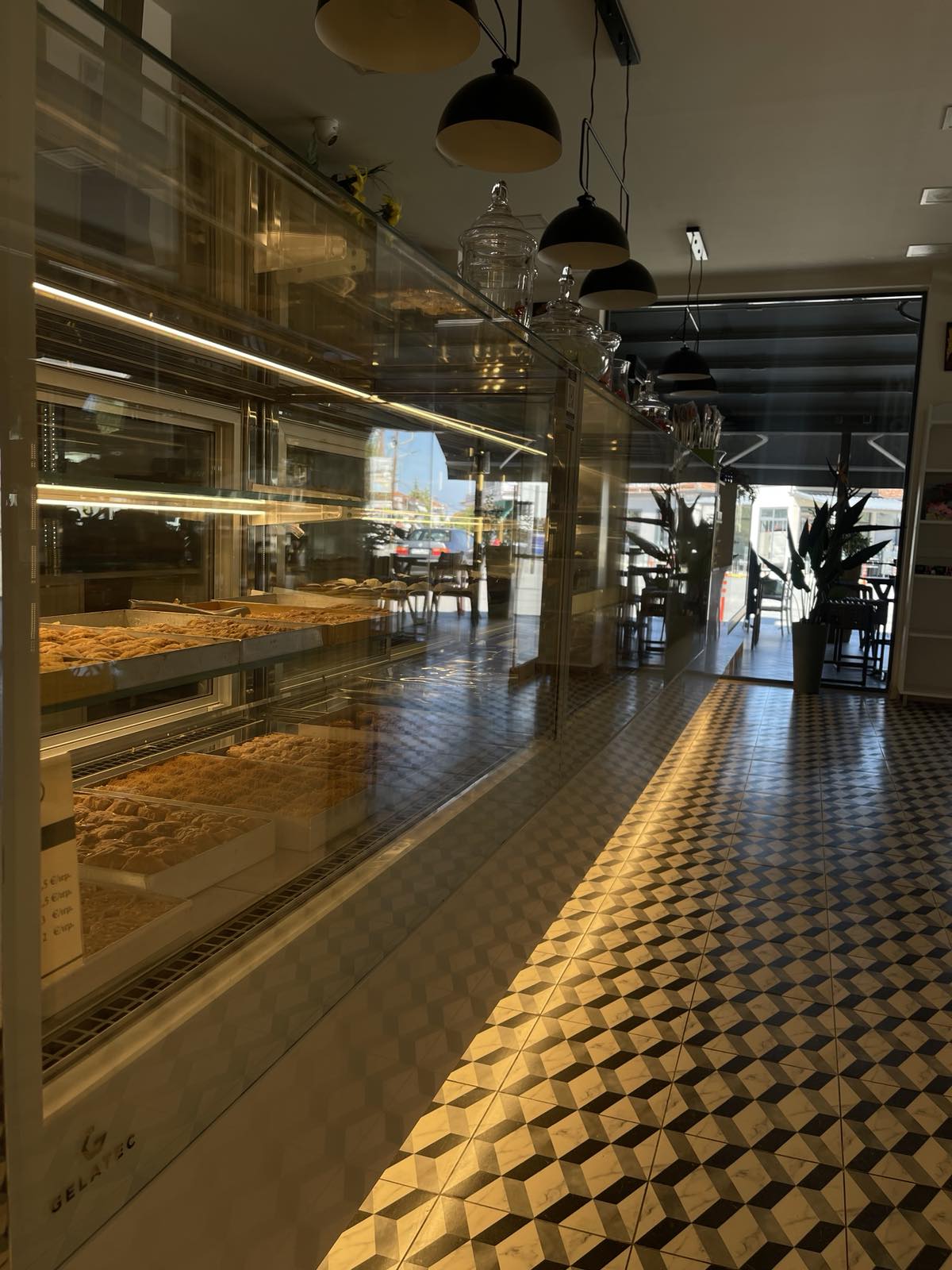 Το μαγαζί από μέσα