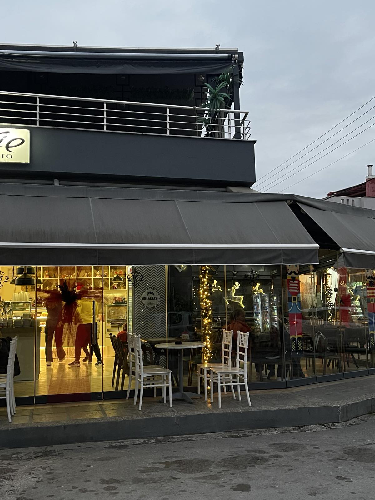 Το μαγαζί από έξω